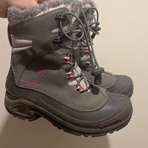 Girls Columbia snow boots. Grey with pink accent